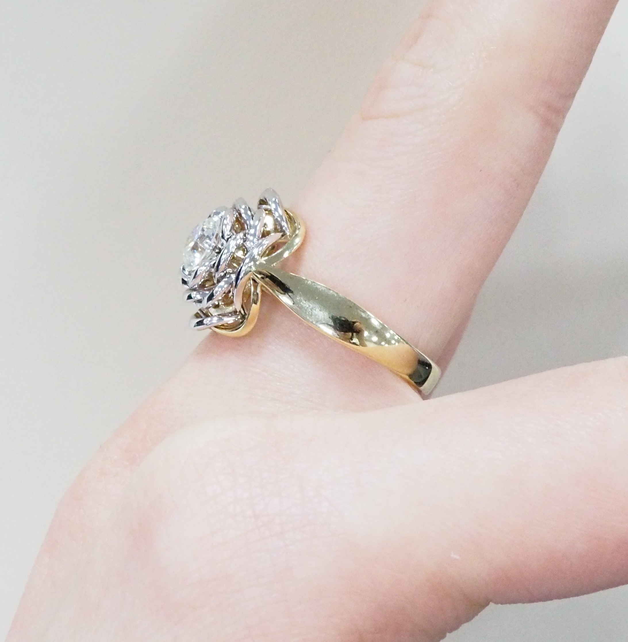 Кольцо из желтого золота с бриллиантом "Роза"